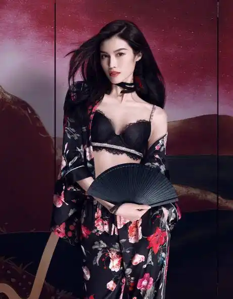 原创31岁超模何穗维密大片曝光中国风配色秀身材红唇魅惑太时尚