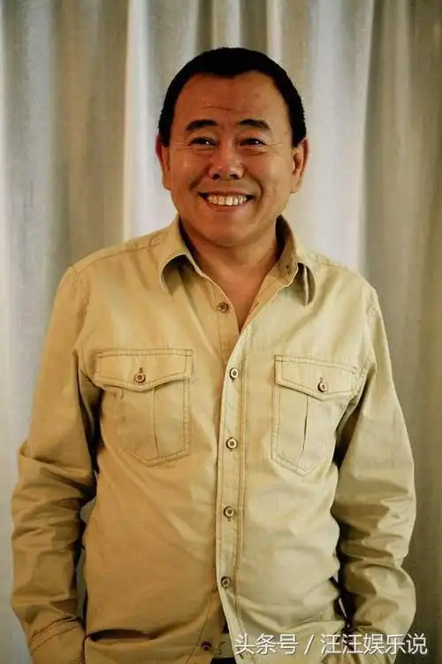 60岁潘长江全家近照,出身梨园世家42岁拿影帝,妻子越来越像明星