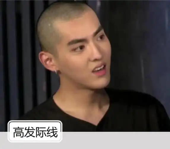 高发际线的男生别乱剪发型,建议你试试这几款,摆脱高额头更帅气