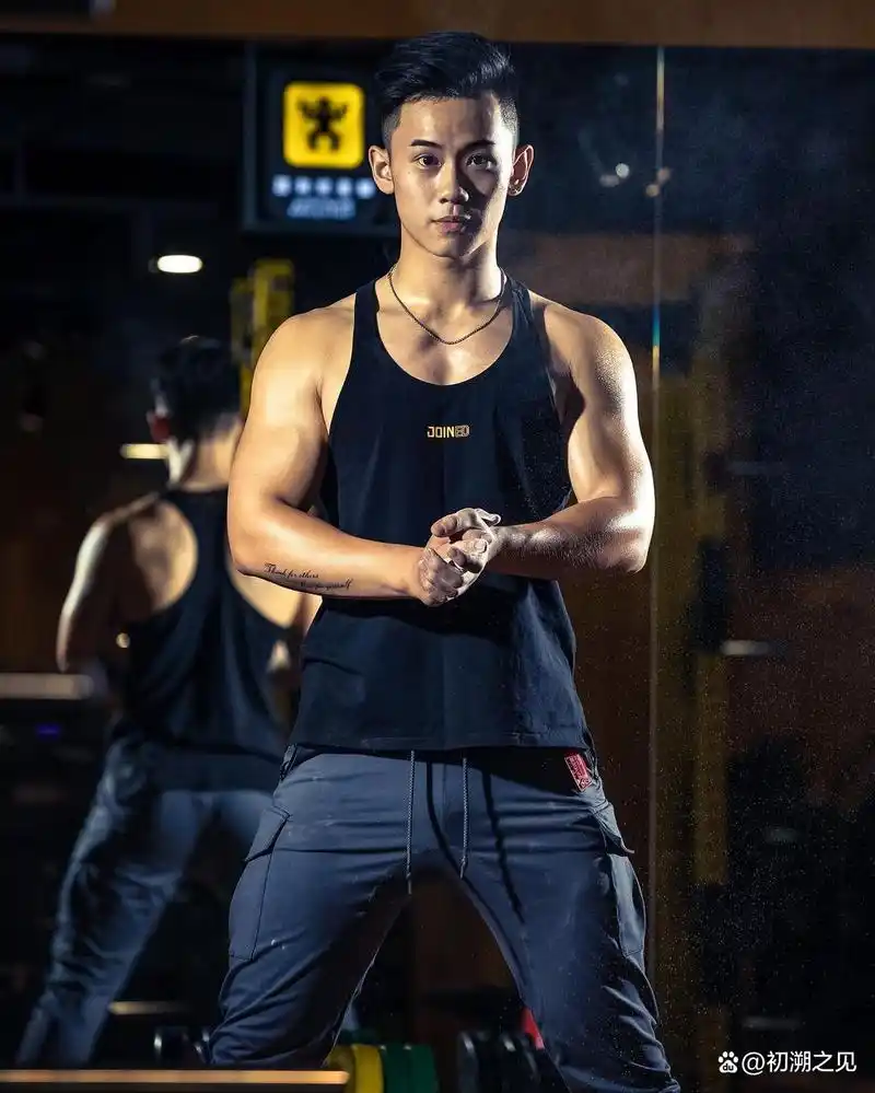 95后花臂肌肉男竟是时尚达人,古铜色的肤色尽显男人味,真撩人!