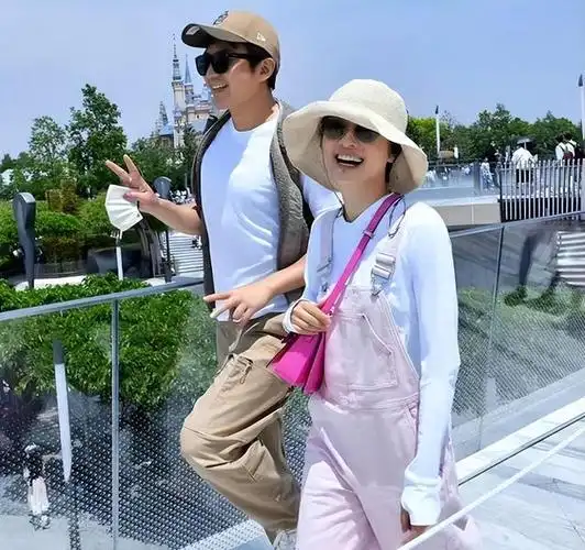 邓超为孙俪卡点庆生失败,晒绘画板全家福秀美满,画风秒变搞笑!