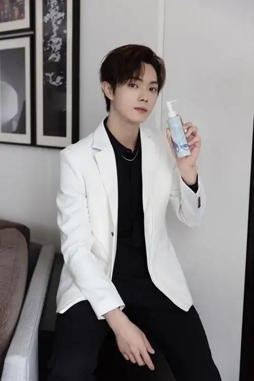 新剧杀青多剧将播 许凯上海见面会收获粉丝祝福