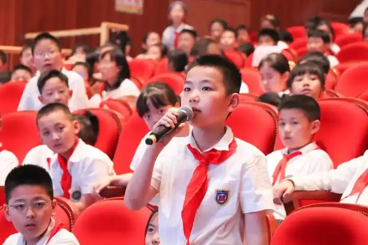 当今社会,学生心理健康教育是需要学校,家庭,社会三方面共同关注和