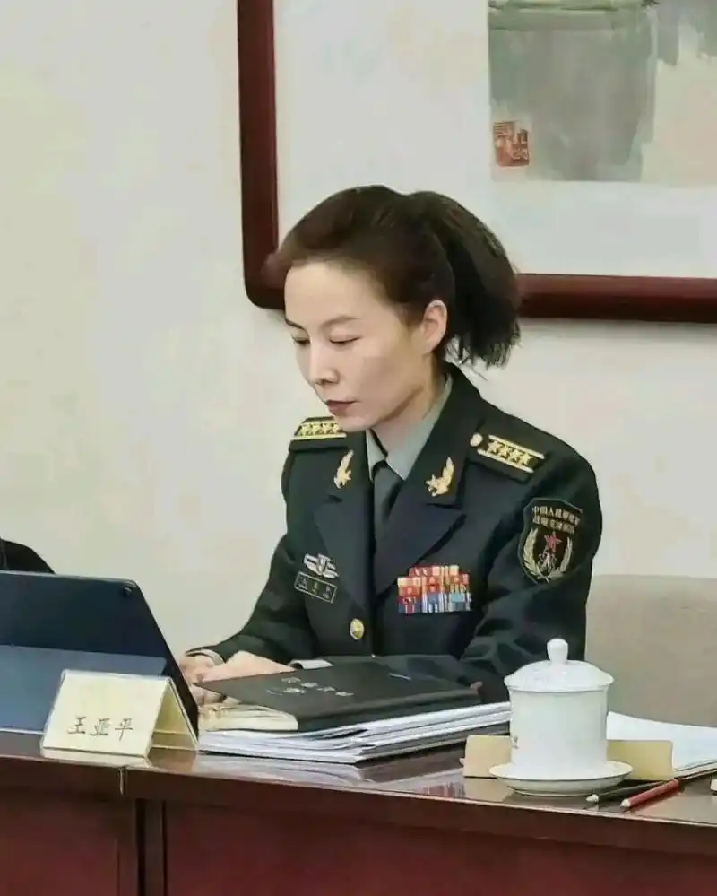 她身穿军装,威武挺拔,真正展现了她作为偶像的耀眼光芒!