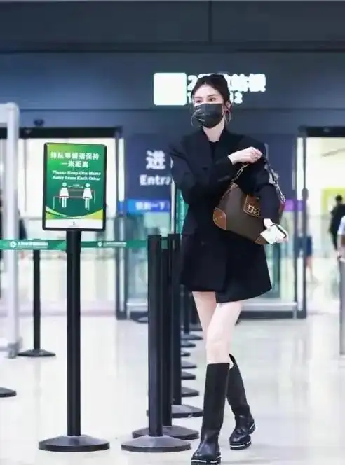 姐姐的腿不是腿塞纳河畔的春水女明星穿马丁靴大长腿好吸睛