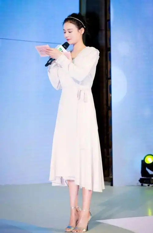 马思纯白裙配发箍这么仙女宛如小精灵