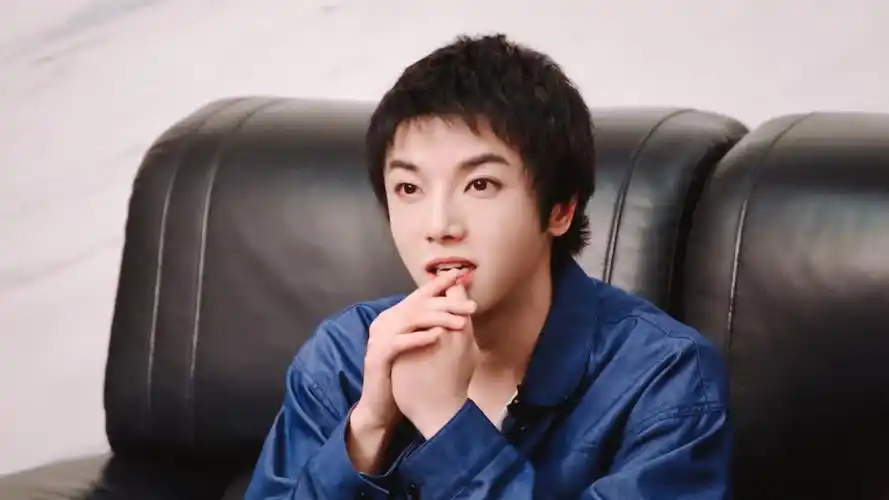 华晨宇 歌手 吃手手 - 堆糖,美图壁纸兴趣社区