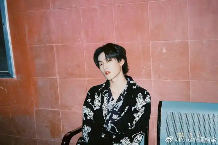 好帅气[酷]@into1-周柯宇胶片质感下氛围感拉满了!