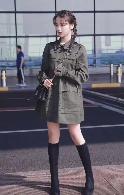 杨超越短裙造型像个娃娃,黑色长靴搭配显腿长