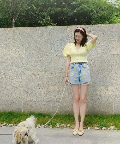 江疏影穿碎花短裤清新甜美纤细美腿吸睛