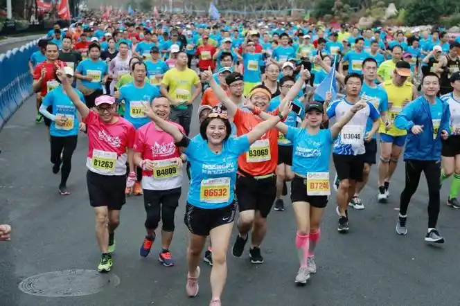 5万人,其中全程马拉松项目人数4000人,半程马拉松人数6000人,迷你