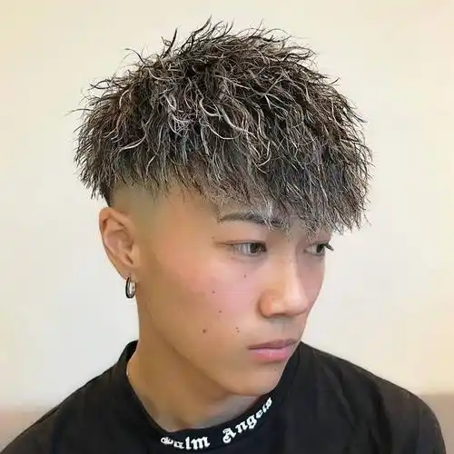 年轻男生的最爱发型,周边铲短头顶小波纹烫发,想不帅都难