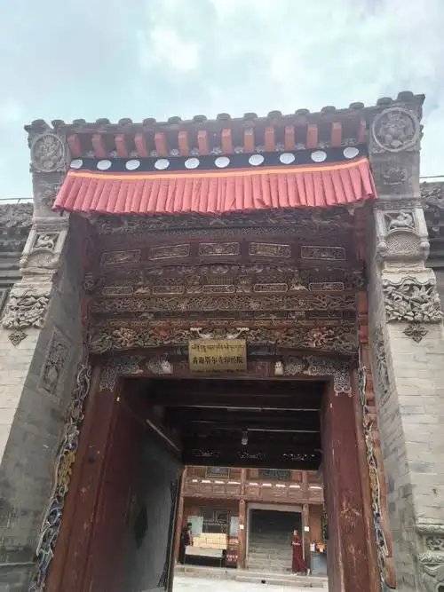 意思是"十万狮子吼佛像的弥勒寺",国家aaa塔尔寺大金瓦寺青海寺在哪里
