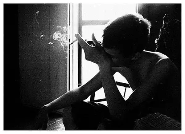 烟雾中的哀伤抽烟的黑白照片9