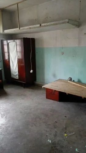 我们在乾元环城南路18号303室,原排涝站宿舍,业已破旧不堪,被收购,特