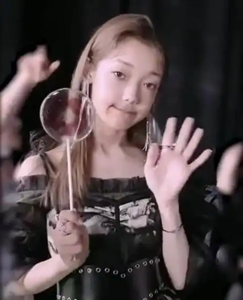 硬糖少女303活动后台被拍,离开了美颜滤镜,真实颜值太意外!