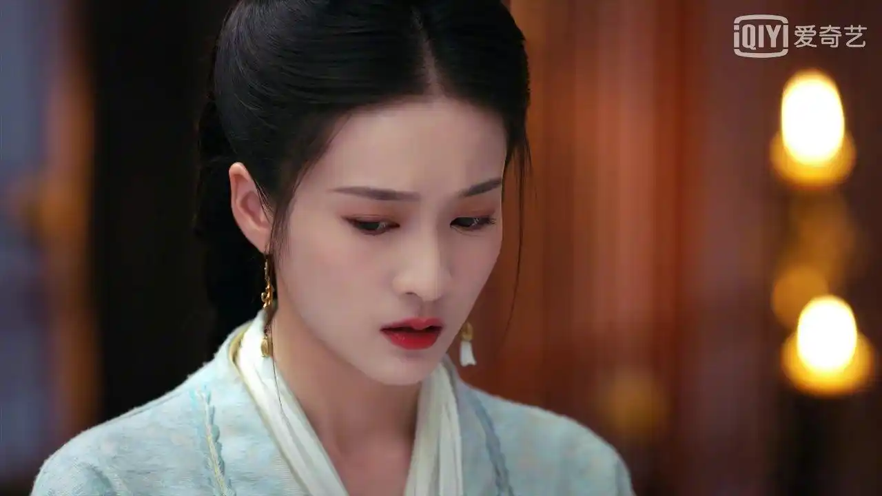 一个是沉稳谨慎的容乐公主,一个是笑起来就一脸呆萌劲儿,露出小虎牙的