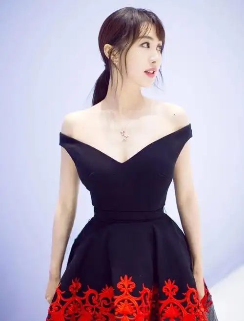 李菲儿露灿笑展完美侧颜 一袭黑色露肩礼服小秀性感,越发的迷人.
