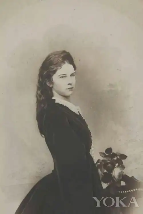 王室风云:电影圆满现实残酷 星辰珠宝还原真实茜茜公主