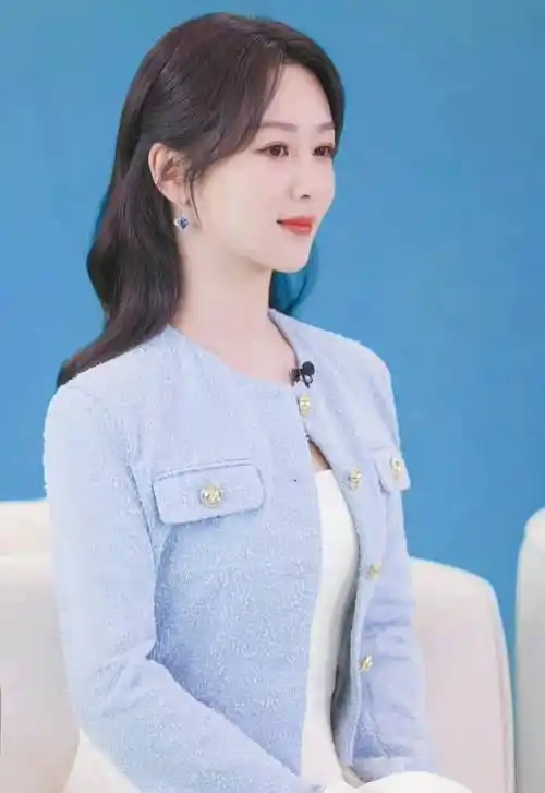 小编建议像当红小花杨紫这样,选择淡淡的蓝色与白色拼接设计的小香风