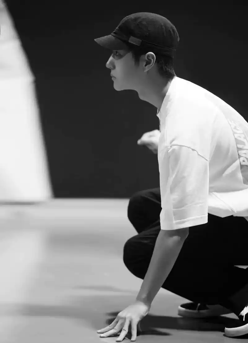 王一博侧脸照获赞,网友调侃:嘿哈,你都不敢正脸看我一眼