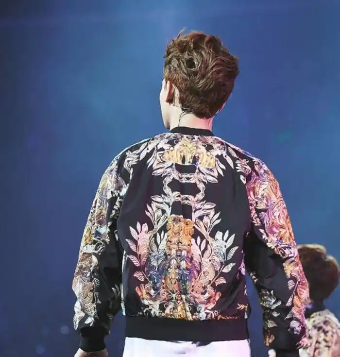 exo成员的帅气背影,我只认出了张艺兴和吴世勋,你呢?