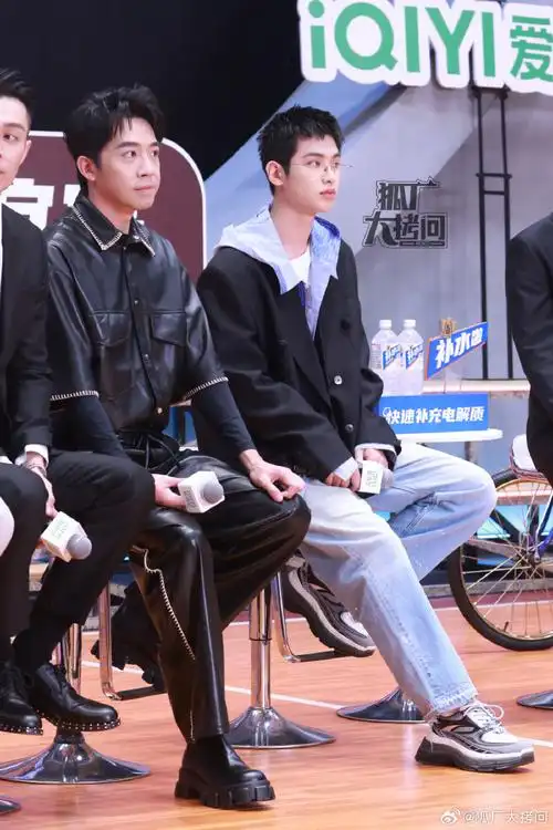 黄明昊短发无框眼镜##我在横店打篮球##横篮惊喜友谊赛直播