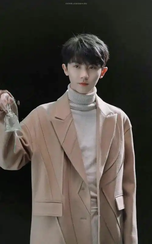 马嘉祺穿风衣了