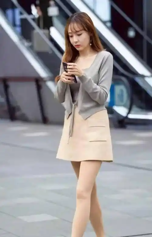 街上美女的短裙搭配魅力十足,苗条与微胖之间,男人该如何选择?
