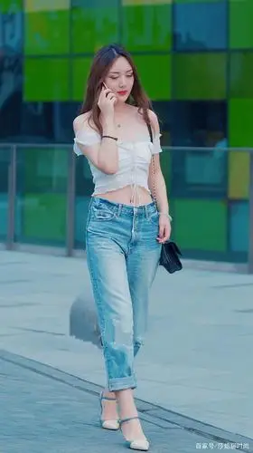 街拍:天气越来越热,三里屯的美女是这样穿搭的!