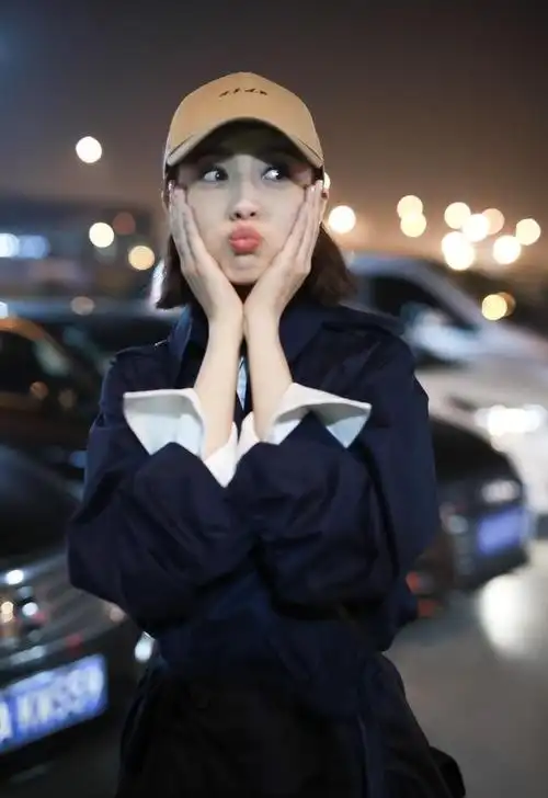 佟丽娅变身可爱少女 嘟嘴卖萌心情靓 甜美迷人