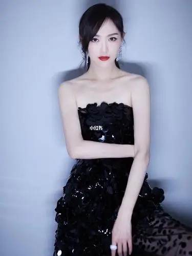 唐嫣身穿valentino2021早春系列黑色亮片晚礼服出席时尚盛典