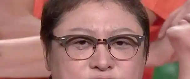 50岁韩红春晚又瘦了,穿西装裤管显空荡,面有水渍疑唱哭_身材_表演