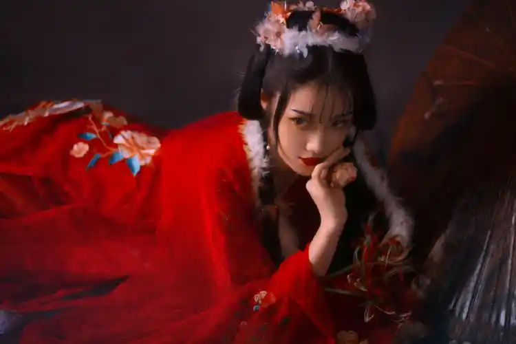 红衣古风美女美艳性感写真图片