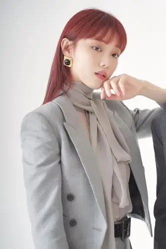 李圣经红发黑裙性感写真图片