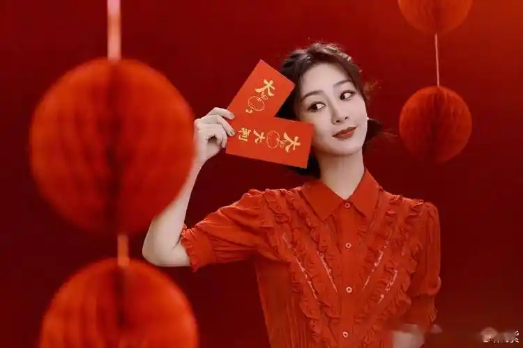 杨紫在兔年央视春晚带来小品表演《马上到》,在结束节目后,她发布微博