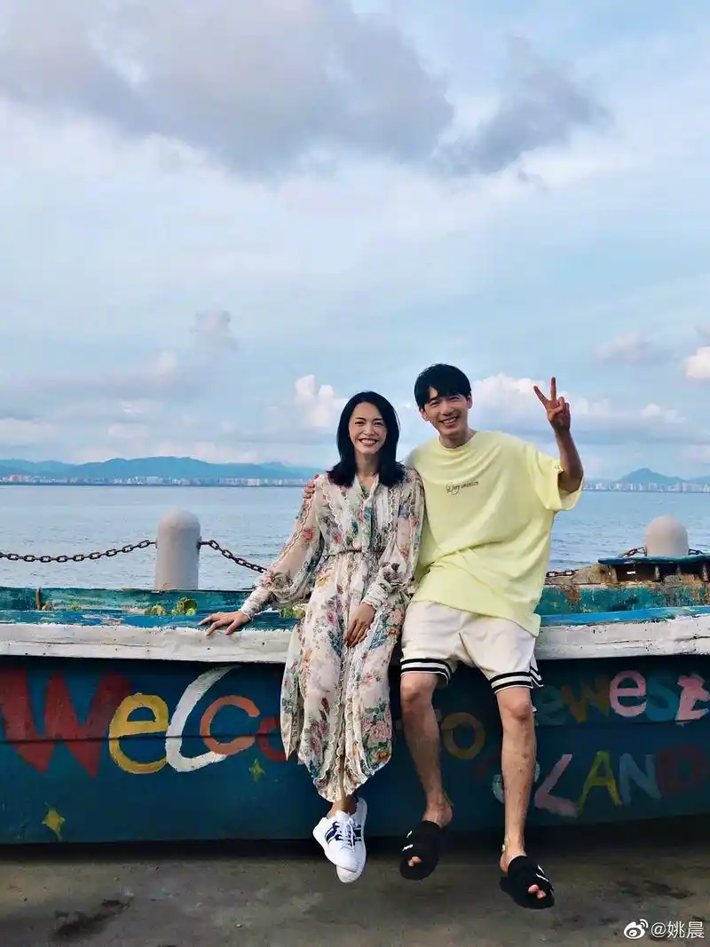 cp感十足姚晨晒与白宇海边合照两人对镜甜笑