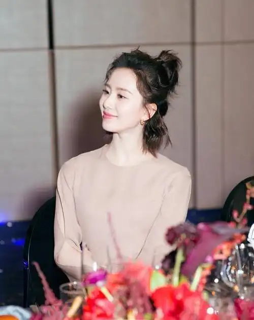 刘诗诗半丸子头,尽显年轻,网友:隆哥,要看紧老婆啊