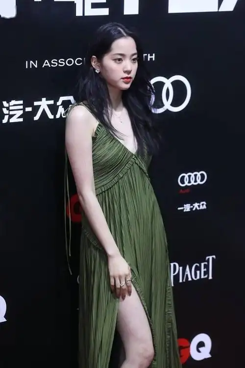 欧阳娜娜是穿了奶奶衣柜里的裙子吗,看着老气,一般人还是别学了_身材