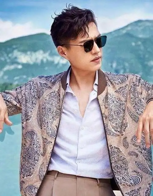 男人如何打扮自己有气质,上了年纪的男人,建议多穿这4件上衣,高级有