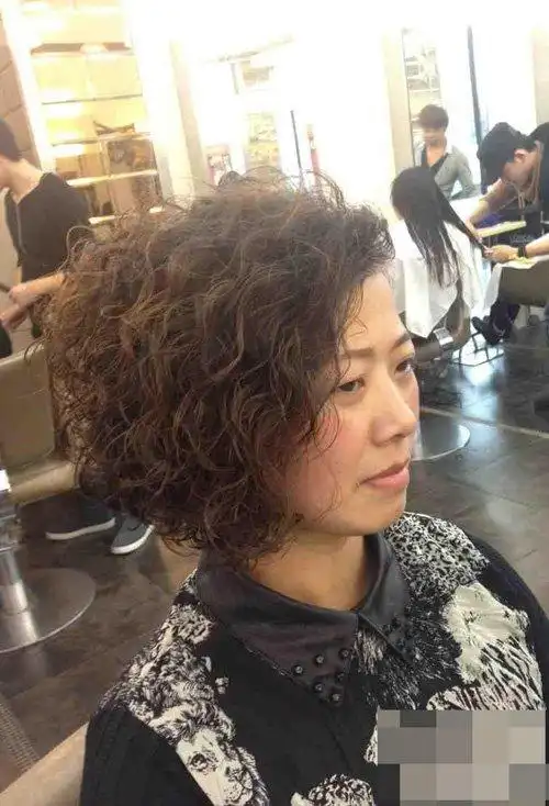 中老年人短发烫发图片 演绎女性时髦度的卷烫发