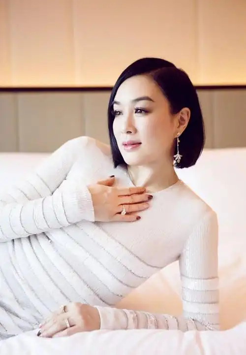 钟丽缇新发型真减龄,波波头短发搭配紧身裙,至少年轻20岁!