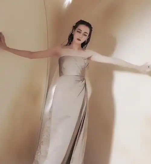 迪丽热巴 热巴短发造型翻车!五官硬朗被嘲雌雄同体,5套高定礼服白穿了