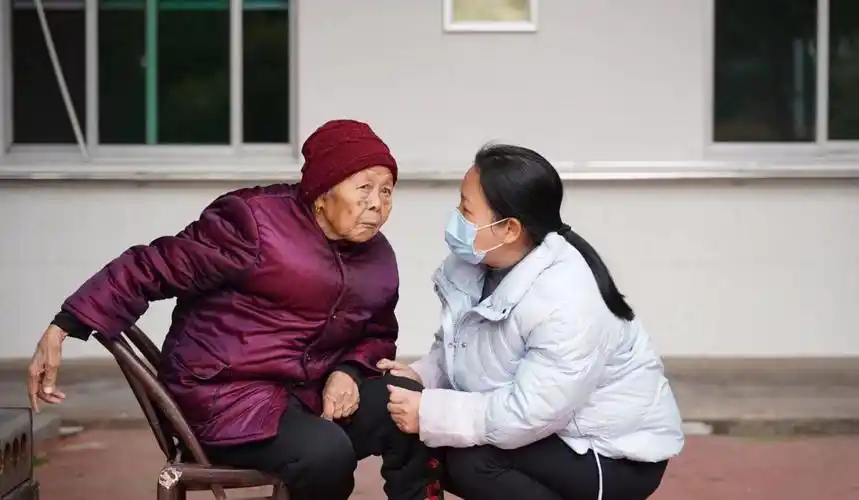 杨令君在敬老院照顾老人家.高桥镇供图