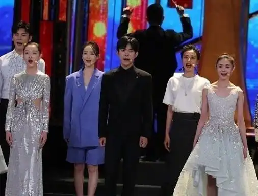 易烊千玺和刘浩存同框穿情侣礼服站位超甜身高差配一脸