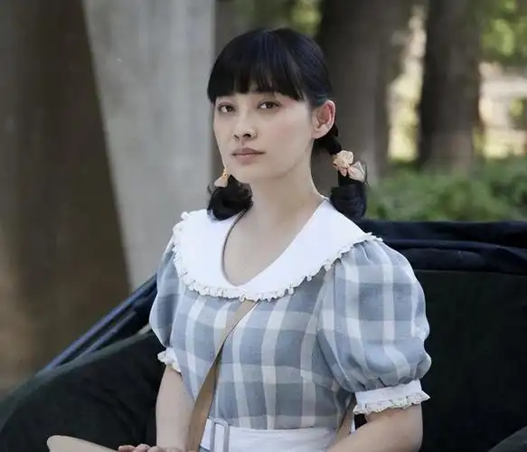 如今的梅婷已经快50岁了,但是依旧非常的年轻,而且身上充满了独特的