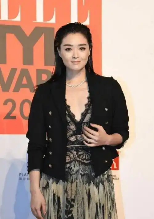 原创蒋欣造型又翻车了深v连衣裙配黑西装显胖10斤终于信有130斤