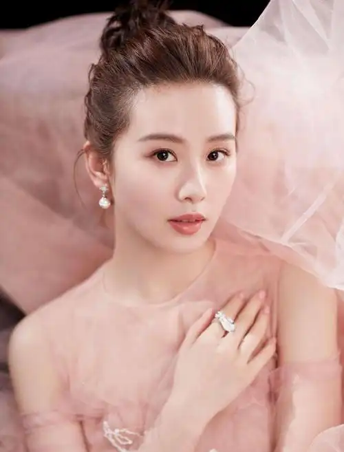 菱形脸的最佳穿衣风格是什么?为何刘诗诗显得高级,刘雯显得大气