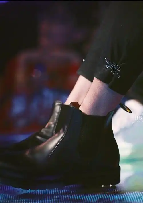 易烊千玺露脚踝显腿毛裤腿上的小东西真时尚手上的伤疤好突出