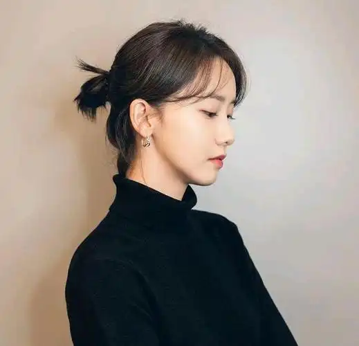 林允儿写真公开,简约的黑色上衣搭配短发造型,清新甜美